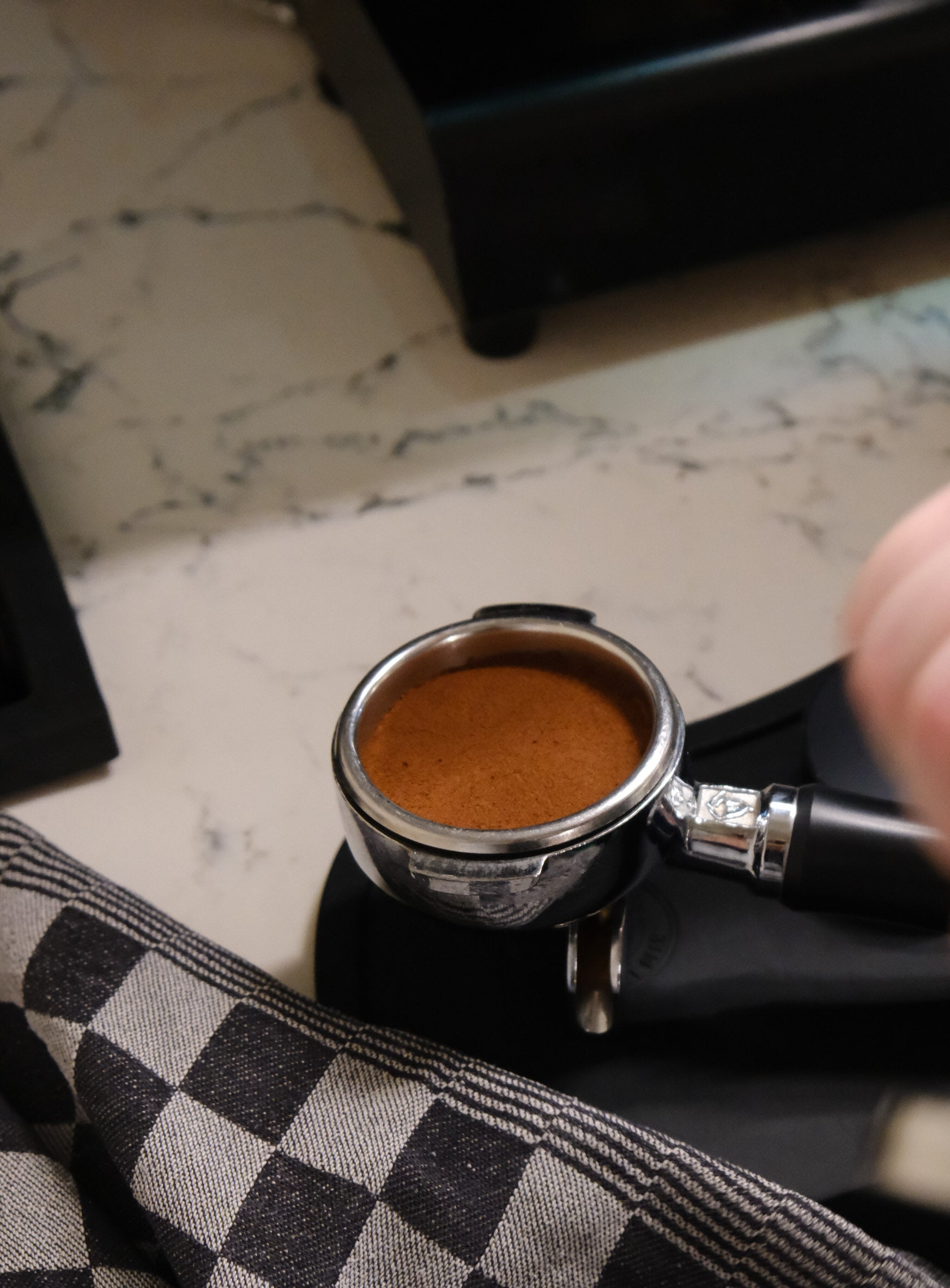 filterdrager met koffie voor espresso